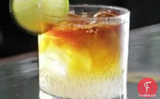 Dunkler und stürmischer Cocktail