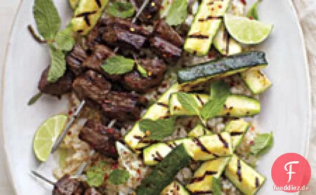 Gegrillte Rindfleischspieße mit Zucchini und Minze