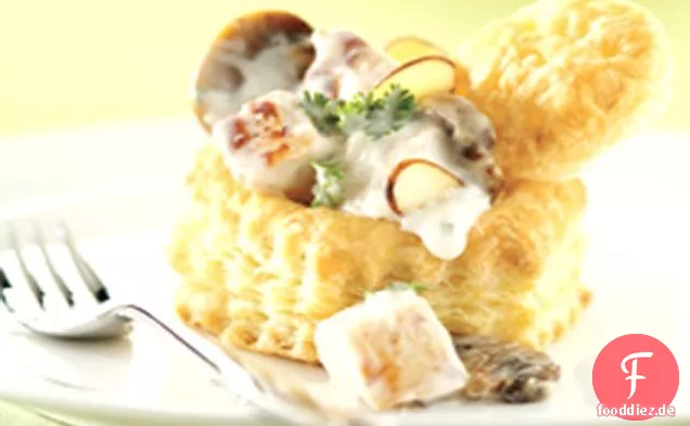 Cremiges Huhn über Gebäckschalen