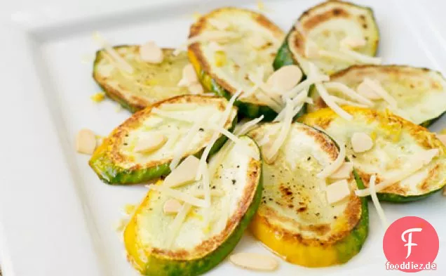 Zucchinisalat mit Zitrone, Mandeln und Parmesan