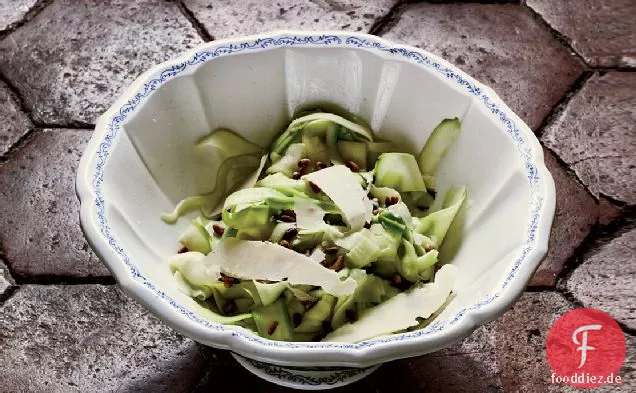 Rasierter Zucchinisalat mit Parmigiano und Pistazien