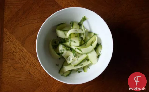 Zucchini und gelbe Kürbisbänder mit Daikon und Oregano & Basilikum
