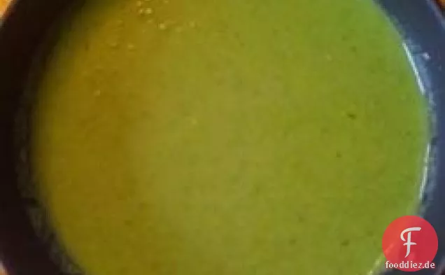 Einfache gesunde grüne Erbsensuppe