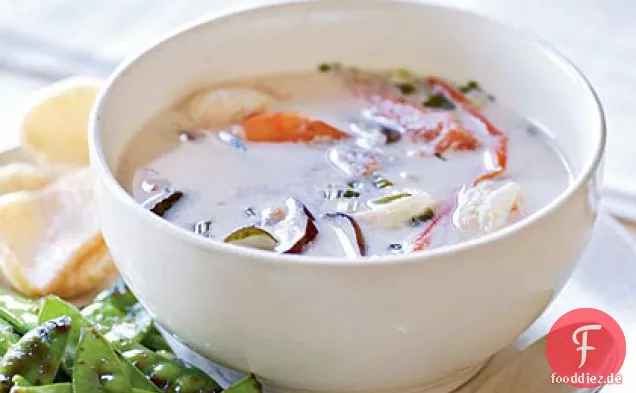 Thailändische heiße und saure Suppe mit Garnelen