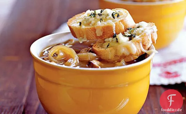 Karamellisierte Zwiebel-Shiitake-Suppe mit Gruyère-Blauschimmelkäsetoast