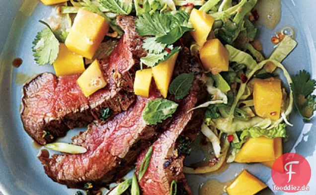 Gegrilltes asiatisches Flankensteak mit Mangosalat