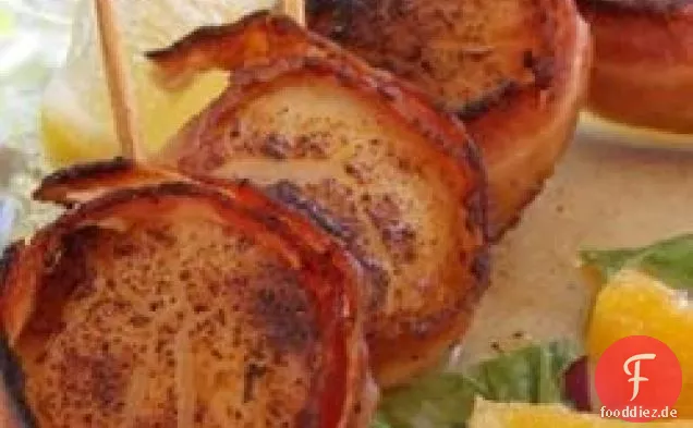 Würzige mit Speck umwickelte Jakobsmuscheln