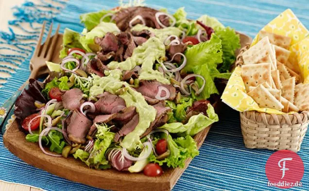 Gegrillter Steaksalat mit cremigem Avocado-Dressing