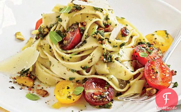 Fettuccine mit Pistazien-Minze-Pesto und Tomaten