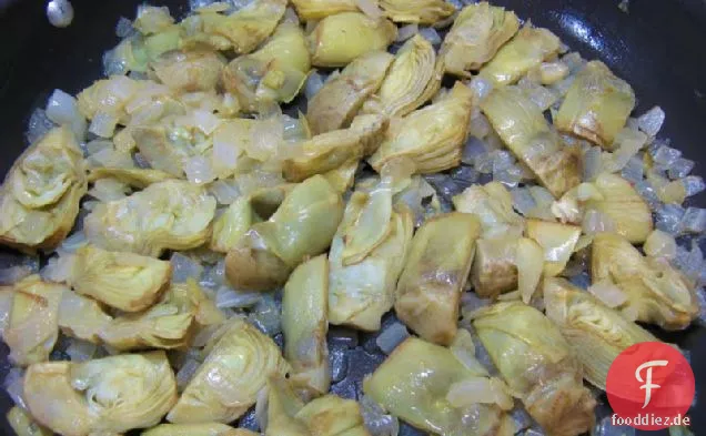 Artischockenherzen mit karamellisierten Zwiebeln und Kräuterdressing