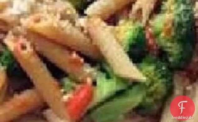 Penne mit Paprika-Sauce und Brokkoli
