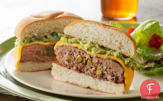 JalapeÃ±o-Gefüllte Cheeseburger mit Guacamole Topping