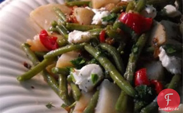 Warmer grüner Bohnen-Kartoffelsalat mit Ziegenkäse