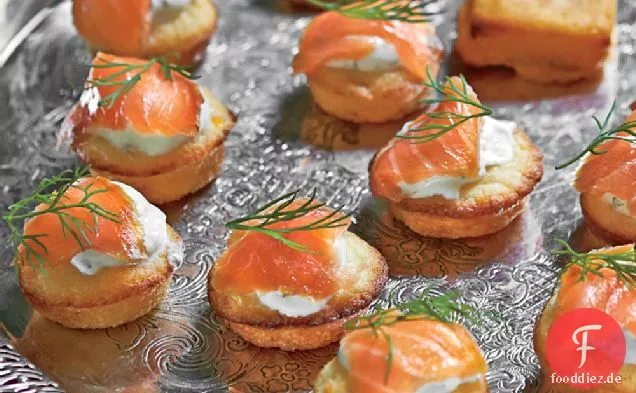 Mini-Maiskuchen mit Räucherlachs und Dill-Crème Fraîche