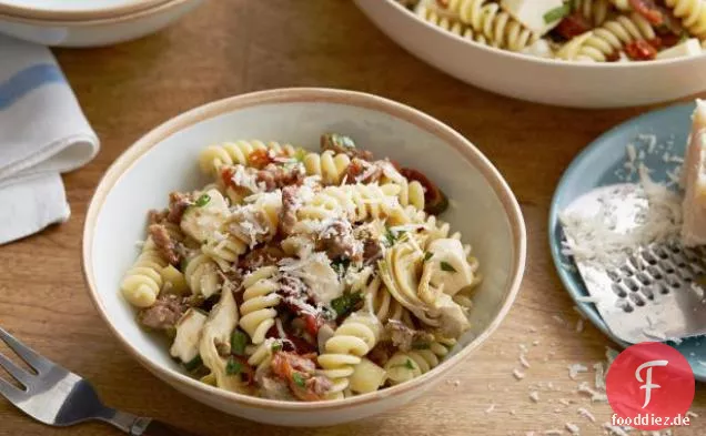 Fusilli mit Wurst, Artischocken und sonnengetrockneten Tomaten