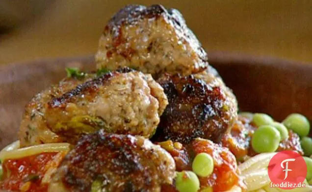 Schnelle Wurstfleischbällchen mit Tomaten-Basilikum-Sauce, Spaghetti und süßen rohen Erbsen