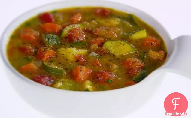 Rustikale Gemüse und Polenta-Suppe