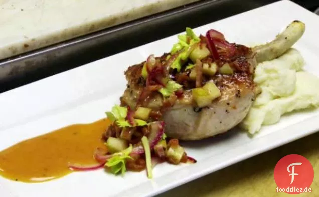 Schweinekoteletts mit Apfel-Speck-Salat