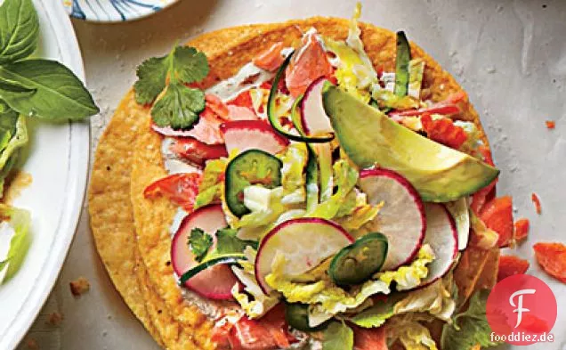 Lachs Tostadas mit Zucchini-Rettich-Salat