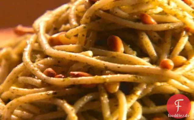Spaghetti mit Minze und Petersilienpesto