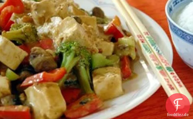 Tofu und Gemüse in Erdnusssauce
