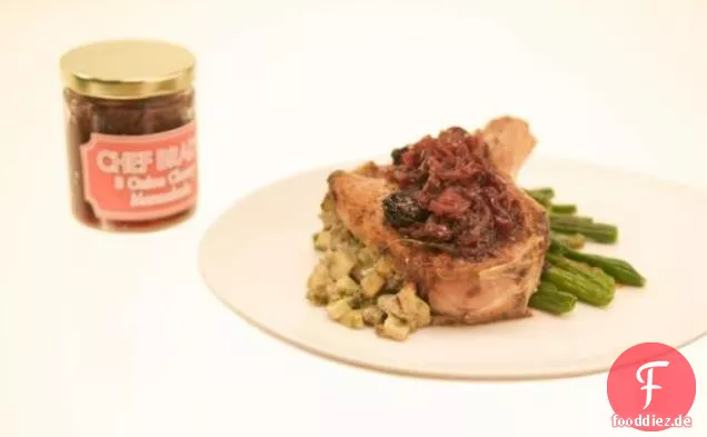 Gefülltes Schweinekotelett mit Drei-Zwiebel-Kirschmarmelade und gebutterten grünen Bohnen