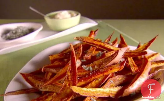 Süßkartoffel-Pommes mit Basilikumsalz und Knoblauchmayonnaise