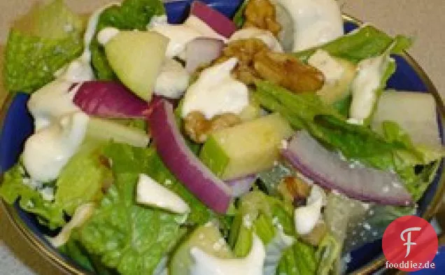 Romaine Mit Apfel, Pekannüssen und Blauschimmelkäse