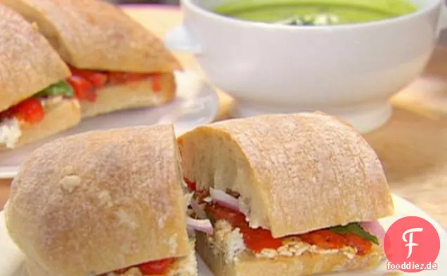 Sandwiches mit gebratenem Pfeffer und Ziegenkäse