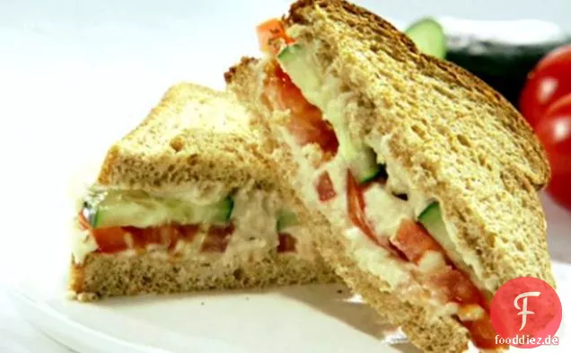 Gurken-Tomaten-Sandwich mit Knoblauch Weiße Bohnen Hummus