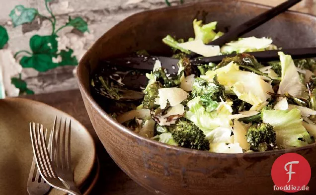 Escarole und gerösteter Brokkoli-Salat mit Sardellen-Dressing