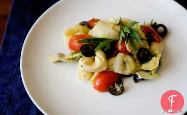 Tortellini-Salat Mit Artischocken, Tomaten Und Oliven