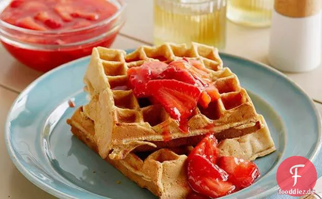 Buttermilchwaffeln mit hausgemachter Erdbeersauce