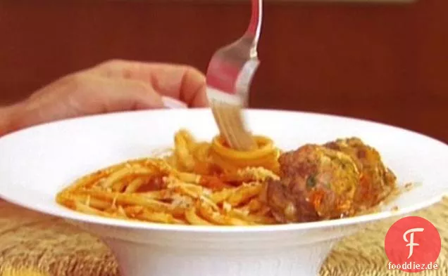 Bucatini All'Amatriciana mit würzigen geräucherten Mozzarella Frikadellen