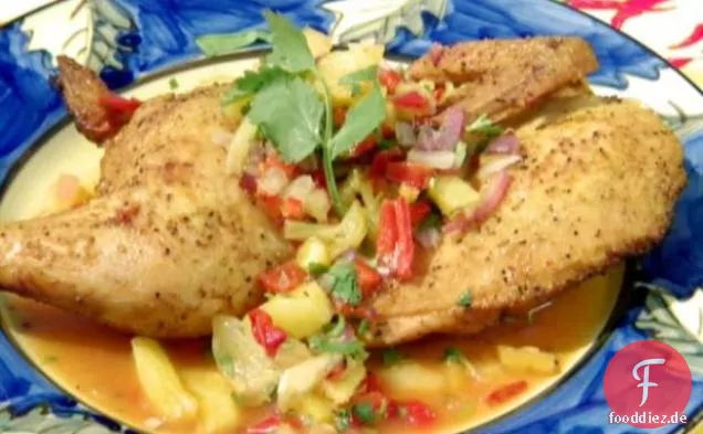 Jake's Keawe-geräucherte Hühnerhälften serviert mit Jake's geräucherter Ananas-Mango-Salsa