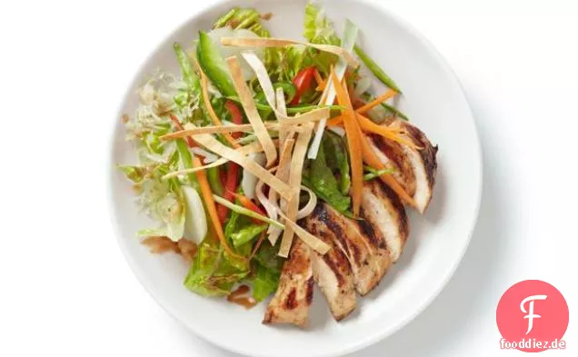 Gegrillter Hähnchensalat nach asiatischer Art mit Kirsch-Erdnuss-Dressing
