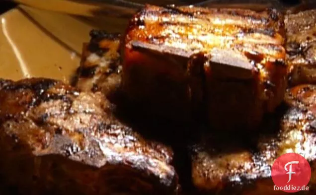 Geräucherte Schweinekoteletts mit Pfirsich-Bourbon-BBQ-Sauce