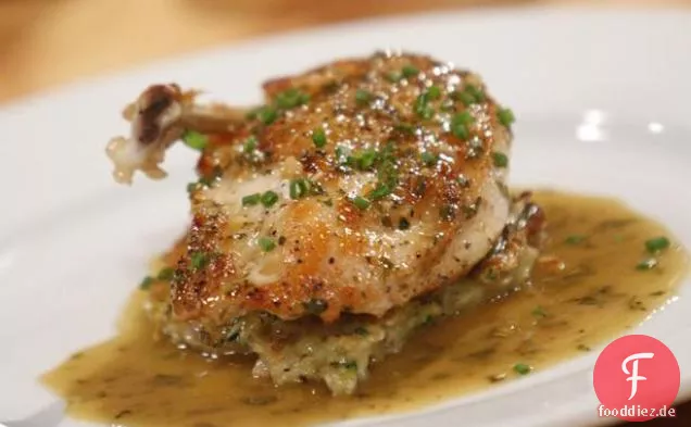 Pfanne gebratene Hähnchenbrust mit Kräuterjus und Kartoffel-Gemüse-Hash