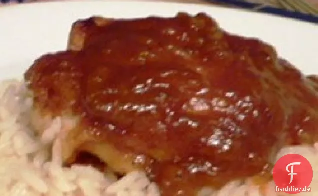 Lecker gebackene Hähnchenschenkel in spritziger Sauce