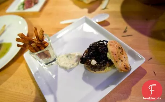 Lammburger mit karamellisierten roten Zwiebeln, Mayoli und Feta