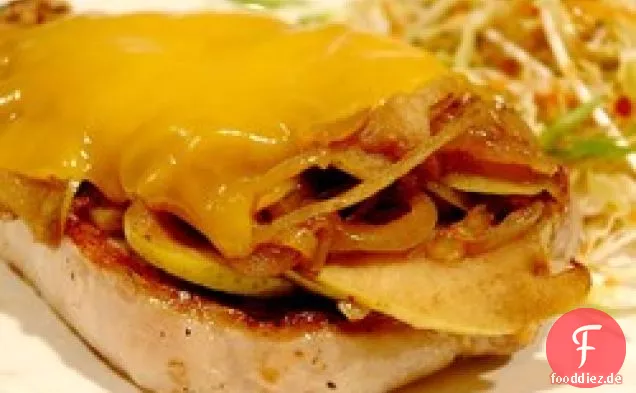 Käsige Schweinekoteletts mit Würzigen Äpfeln