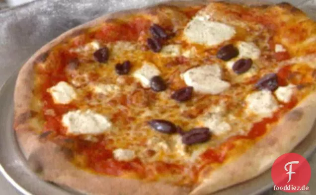 Gerösteter roter Pfeffer-Tomatenpizza mit Ziegenkäse, Basilikum und rotem Chiliöl