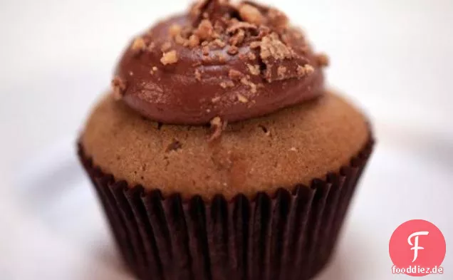 Schokoladen-Porter-Cupcakes, Porter-Ganache, Karamell-Mais-Crunch, geröstetes Baiser