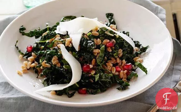 Grünkohl-Farro-Salat mit gereiftem Ziegenkäse
