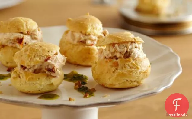 Ziegenkäse und sonnengetrocknete Tomaten-Profiteroles mit Kräuteröl