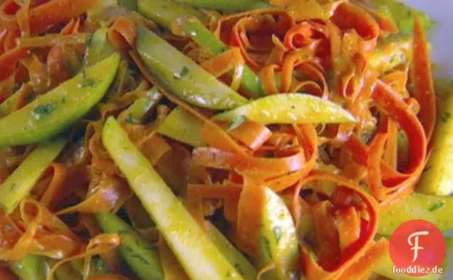 Rasierter Karotten-Birnen-Salat mit Curry-Vinaigrette