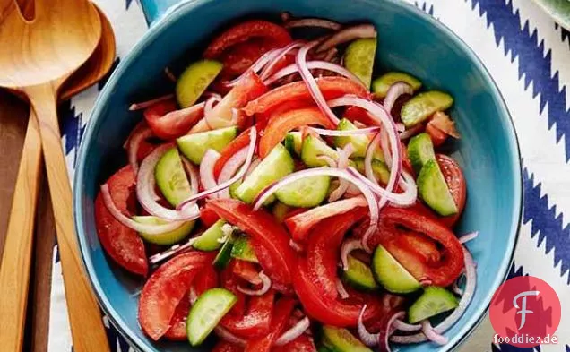 Tomaten-, Zwiebel- und Gurkensalat