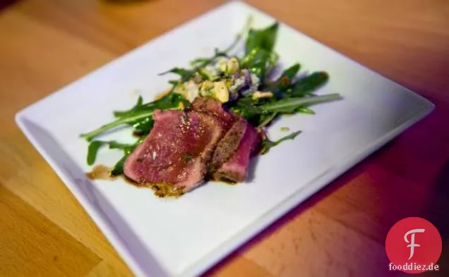 Schwarzes und blaues Lamm, Pistazien-Rucola-Salat