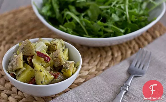 Pesto Kartoffelsalat mit Artischockenherzen & sonnengetrockneten Tomaten