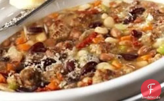 Herzhafter gemischter Bohneneintopf mit Wurst